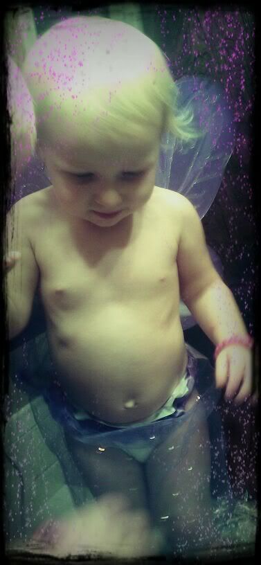 Filter: Grainy,Effect: Purple Glitter,Vignette: Small Black,Frame: Grunge Black,Snapbucket